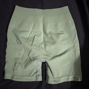 Alphalete Amplify shorts 4.5” inch